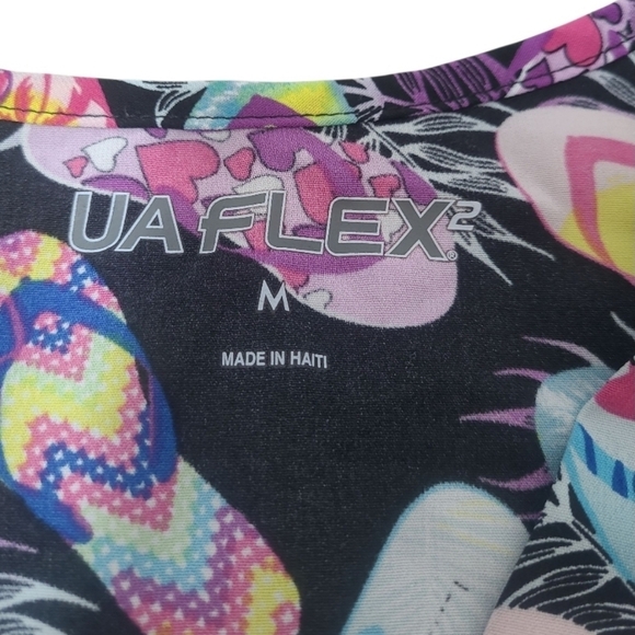 The UA Flex2 Flip Flops Black V-Neck Print Scrub Top Size Medium - Picture 2 of 6